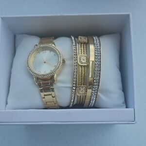 Luxurious Gold Watch with Crystal Accents and Bangles